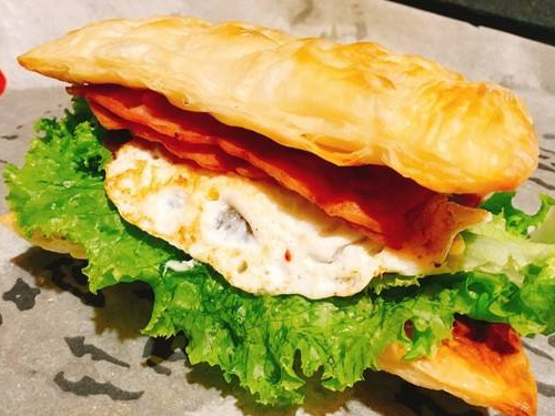 飞饼版培根鸡蛋汉堡