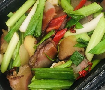 蒜苗炒腊猪头皮